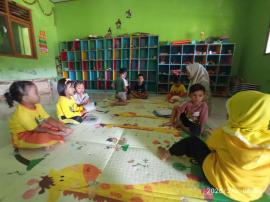 Keceriaan KB Putra Pertiwi Bintaos, Belajar Huruf Hijaiyah dan Terima Paket MBG di Sidoharjo